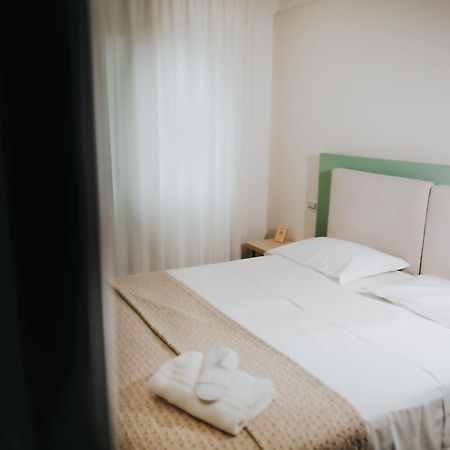 קאסרטה Plana Hotel מראה חיצוני תמונה