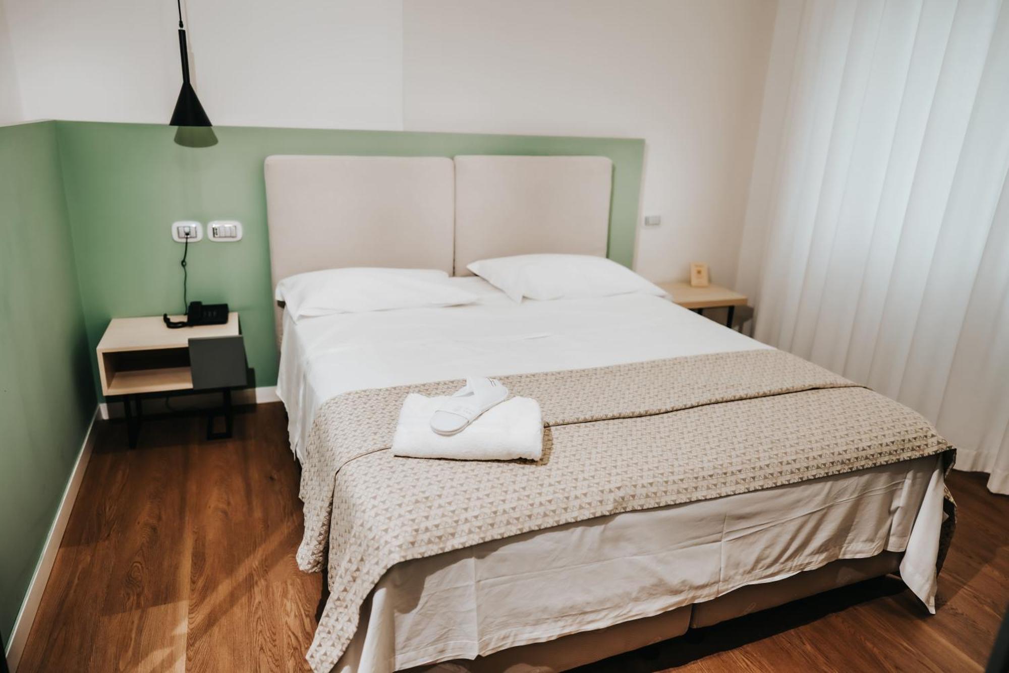 קאסרטה Plana Hotel מראה חיצוני תמונה